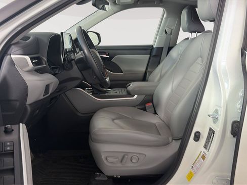 Used 2021 Toyota Highlander XLE AWD/4WD image 3