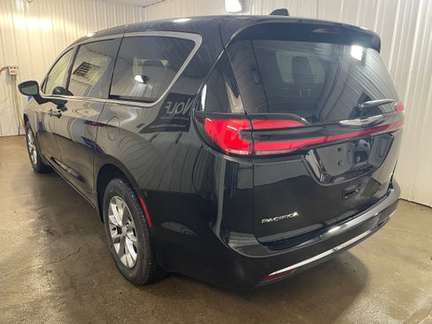 New 2026 Chrysler Pacifica Select image 5