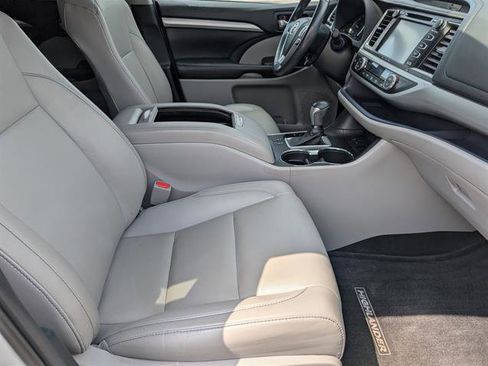 Used 2019 Toyota Highlander XLE image 16
