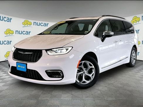 Used 2023 Chrysler Pacifica Limited image 3