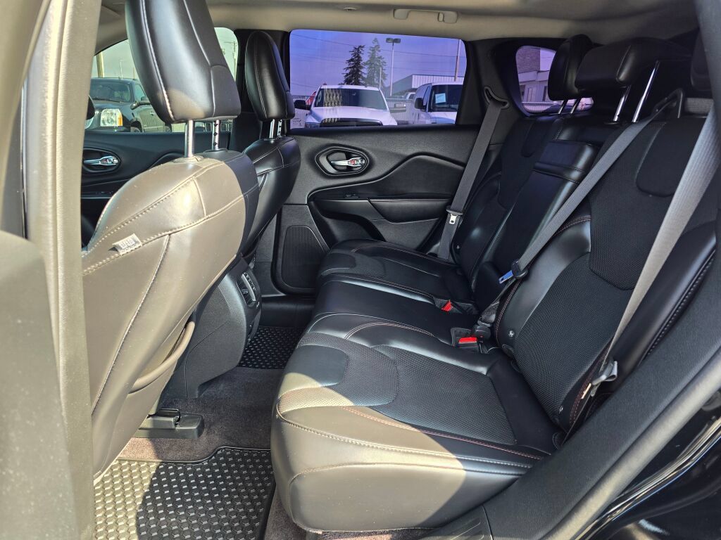 Used 2019 Jeep Cherokee Trailhawk AWD/4WD image 17