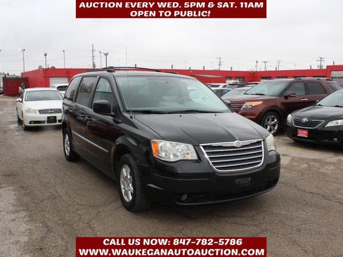 Used 2010 Chrysler Town & Country Touring image 3