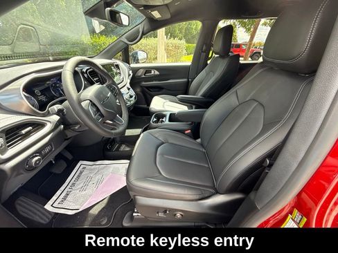 New 2026 Chrysler Pacifica Select image 9