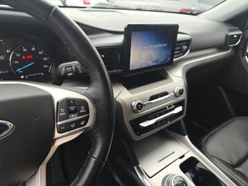 Used 2022 Ford Explorer XLT w/ Equipment Group 202A image 11