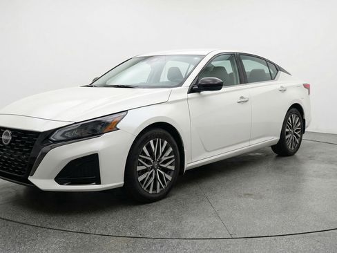 Used 2025 Nissan Altima 2.5 SV image 3