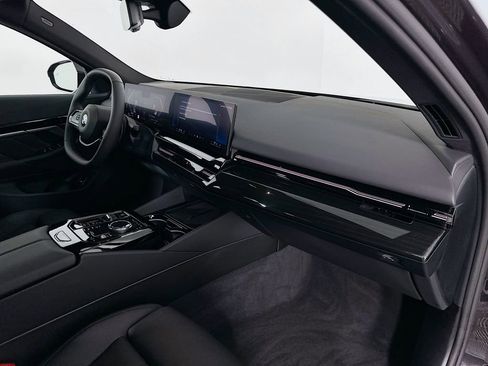 Used 2025 BMW 530i image 30
