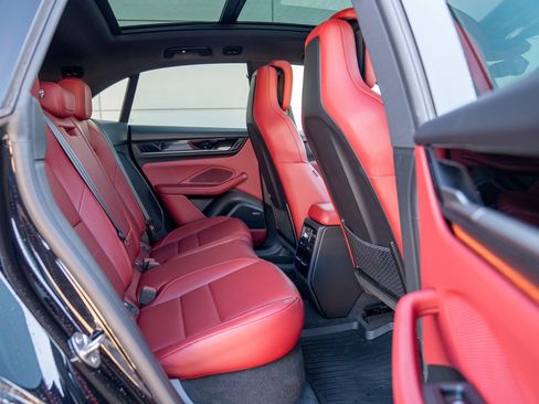 Certified 2025 Porsche Macan Electric image 23