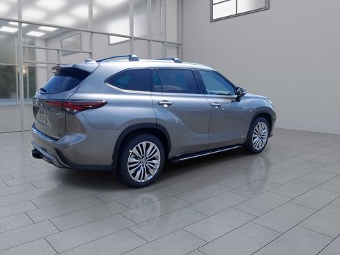 New 2026 Toyota Highlander Platinum AWD/4WD image 7