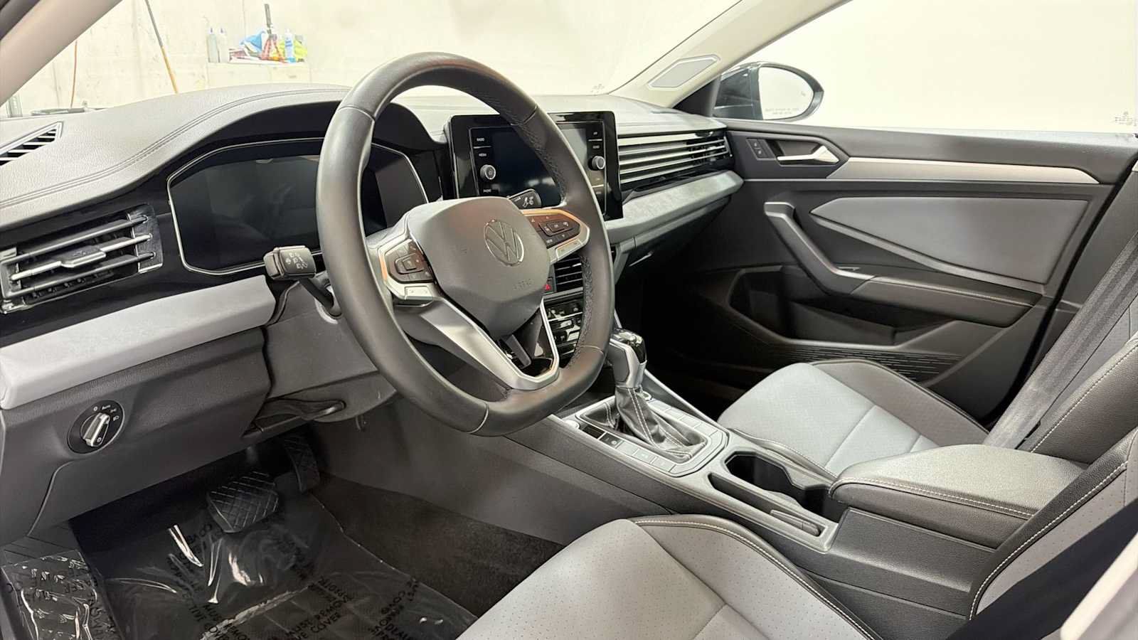 Used 2025 Volkswagen Jetta SE FWD image 12