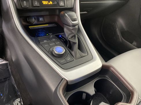 Used 2019 Toyota RAV4 Limited w/ Advanced Technology Package AWD/4WD image 31