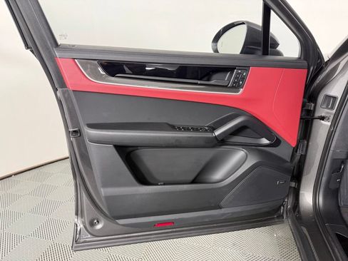 Certified 2025 Porsche Cayenne S AWD/4WD image 19