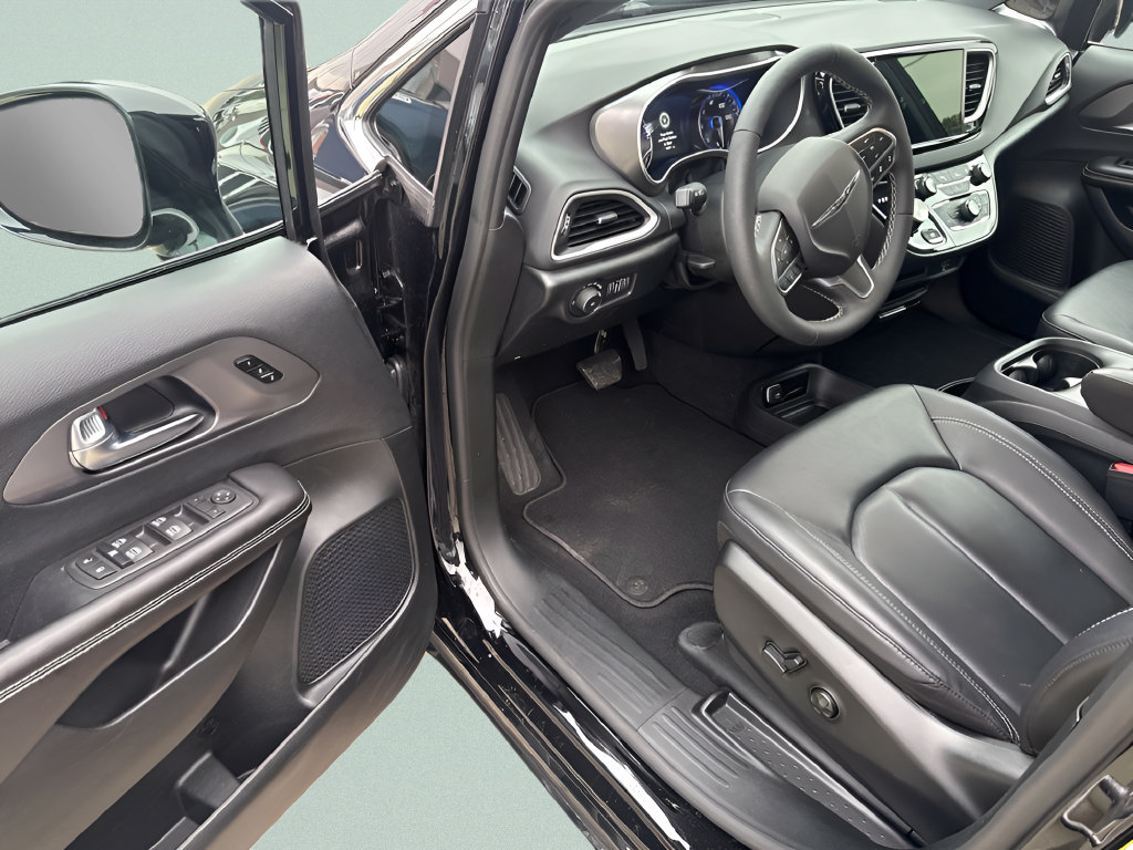 Used 2026 Chrysler Pacifica Select FWD image 13