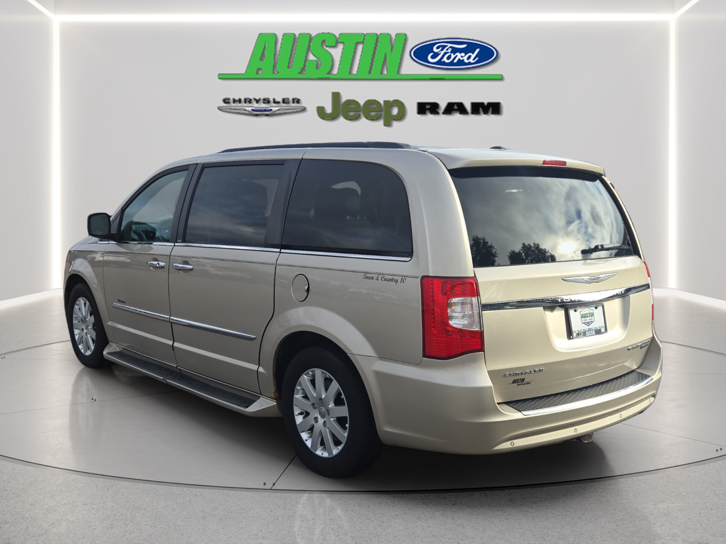 Used 2012 Chrysler Town & Country Touring-L w/ Entertainment Group #2 FWD image 3