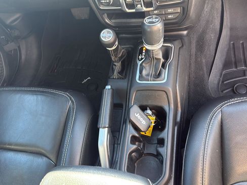 Used 2019 Jeep Wrangler Unlimited Sahara image 34