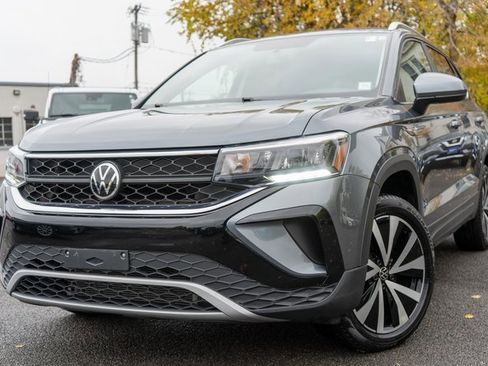 Used 2022 Volkswagen Taos SE image 1