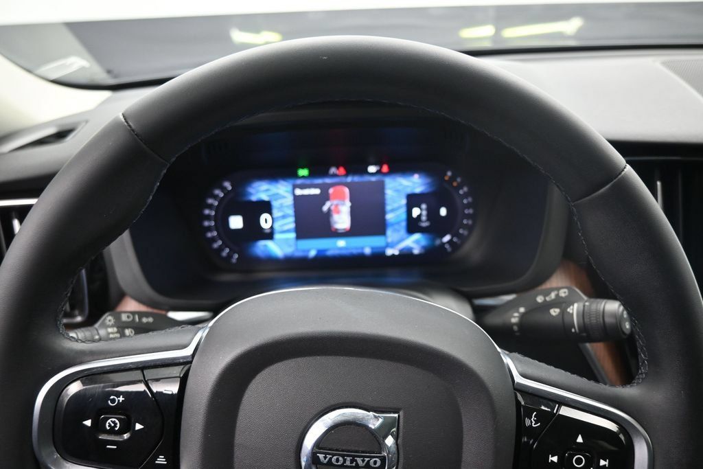 Certified 2023 Volvo XC60 B5 Plus AWD/4WD image 12