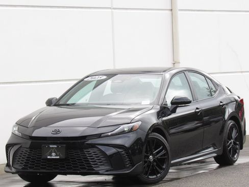 Certified 2025 Toyota Camry SE FWD image 1
