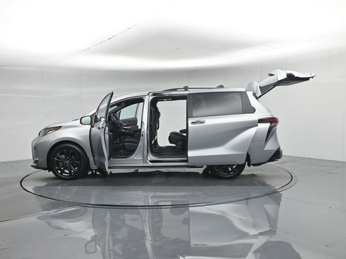 Used 2025 Toyota Sienna XSE w/ XSE Premium Package FWD image 40