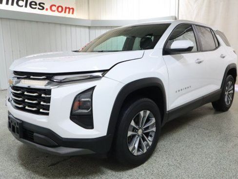 Used 2025 Chevrolet Equinox LT FWD image 2