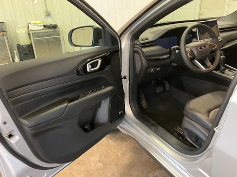 Used 2025 Jeep Compass Limited w/ High Altitude Package AWD/4WD image 8