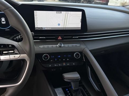Used 2025 Hyundai Elantra SEL FWD image 15