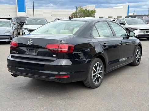 Used 2017 Volkswagen Jetta SE FWD image 2