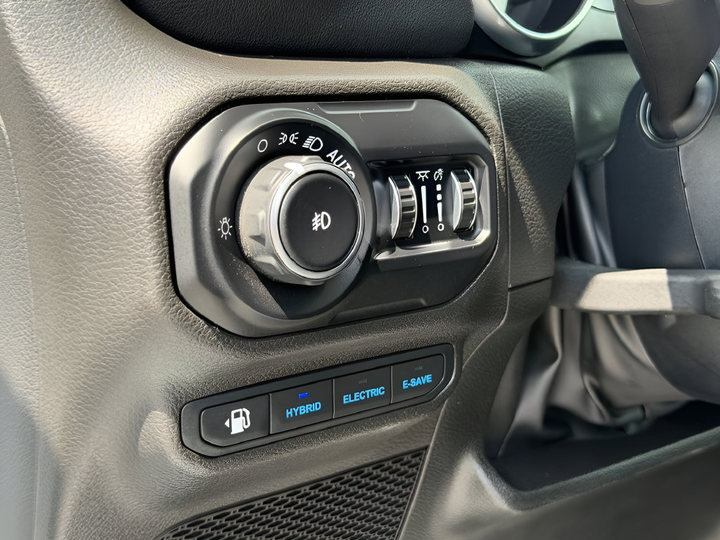 Used 2022 Jeep Wrangler Unlimited Sahara AWD/4WD image 38