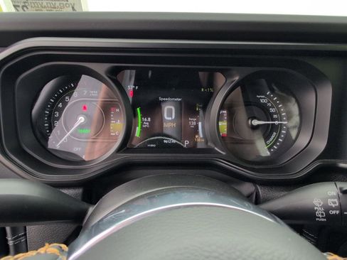Used 2024 Jeep Wrangler Unlimited Sahara w/ Technology Group AWD/4WD image 21