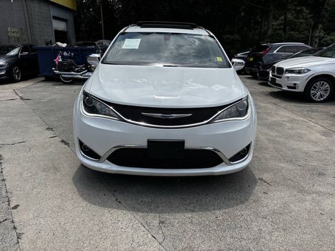 Used 2020 Chrysler Pacifica Limited FWD image 3