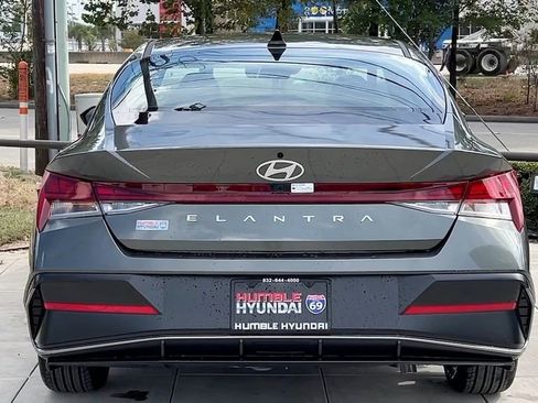 Used 2025 Hyundai Elantra SEL w/ Cargo Package image 21