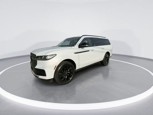 New 2026 Lincoln Navigator L Reserve w/ Jet Appearance Package AWD/4WD image 4