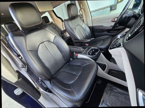 Used 2019 Chrysler Pacifica Touring-L FWD image 26