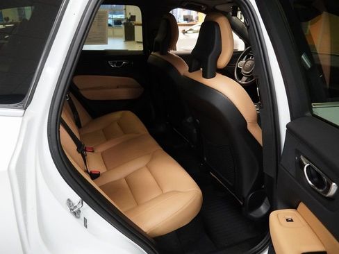 Used 2019 Volvo XC60 T5 Momentum w/ Multimedia Package image 24