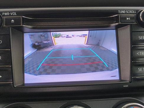 Used 2018 Toyota RAV4 LE FWD image 14