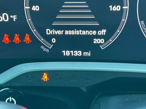 Used 2023 Porsche Taycan image 25