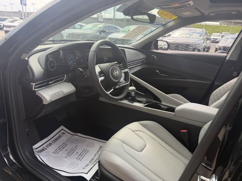 Certified 2025 Hyundai Elantra Limited FWD image 23
