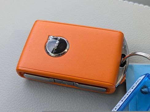 Certified 2025 Volvo XC40 B5 Plus w/ Protection Package Premier image 38