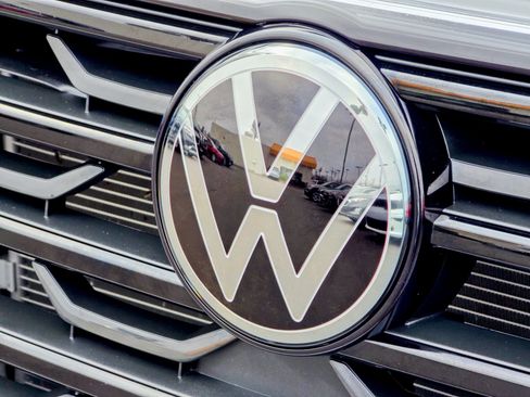 Used 2024 Volkswagen Atlas Cross Sport SEL R-Line image 3