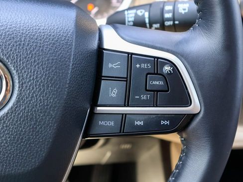 Used 2025 Toyota Highlander XLE FWD image 18