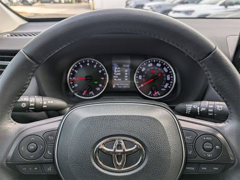 Used 2021 Toyota RAV4 XLE Premium image 36