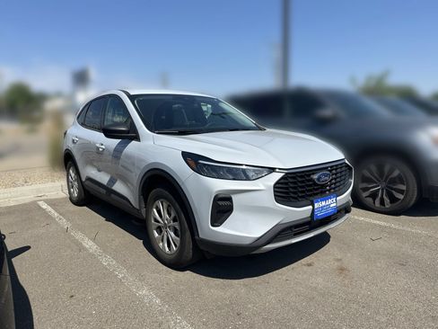 Used 2025 Ford Escape Active AWD/4WD image 2