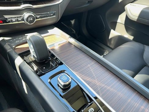 Certified 2022 Volvo XC60 B5 Momentum w/ Advanced Package image 21