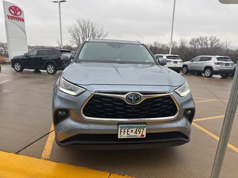 Used 2021 Toyota Highlander Limited image 3