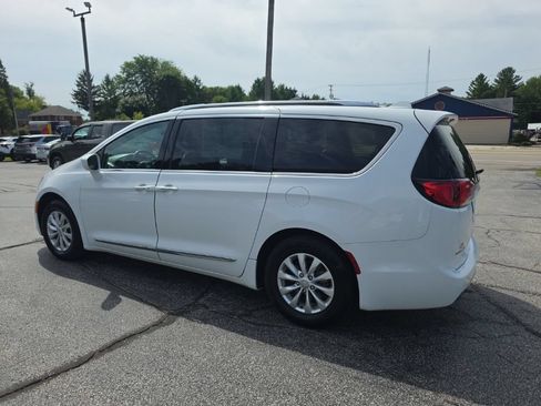 Used 2019 Chrysler Pacifica Touring-L FWD image 4