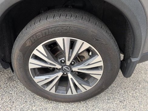 Used 2023 Nissan Rogue SV w/ SV Premium B Package image 11