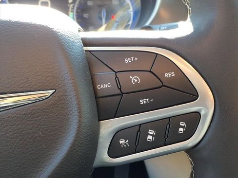 Used 2024 Chrysler Pacifica Touring-L image 20