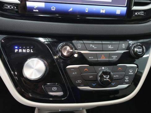 Used 2024 Chrysler Pacifica Touring-L image 49