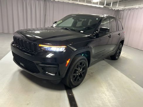 Used 2025 Jeep Grand Cherokee Altitude image 3