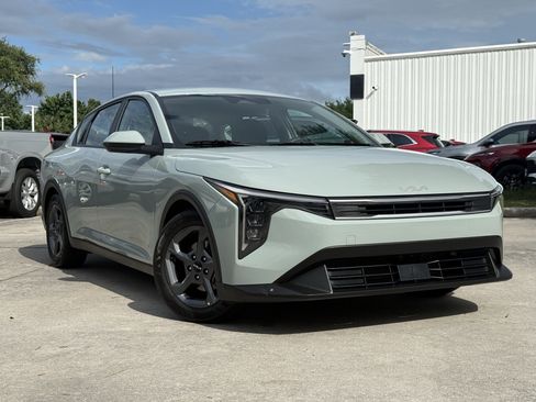 Used 2025 Kia K4 FWD image 2