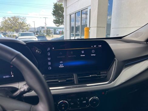 Used 2025 Chevrolet Trax LT w/ LT Convenience Package image 17